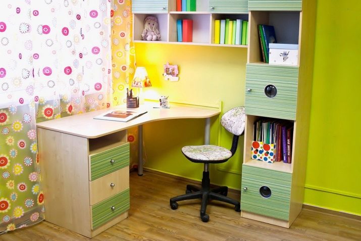 Особенности дизайна письменных столов для детей